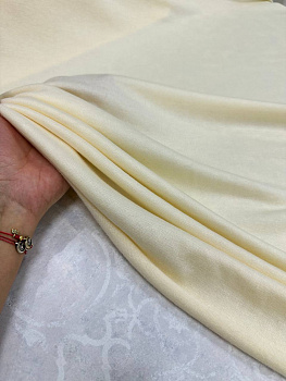 Кашемировый трикотаж от LORO PIANA в ванильном оттенке